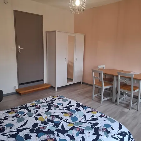 L'oeuf Ou La Poule, Parking Prive, Sur Domaine Viticole