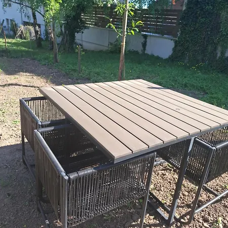 L'oeuf Ou La Poule, Parking Prive, Sur Domaine Viticole *